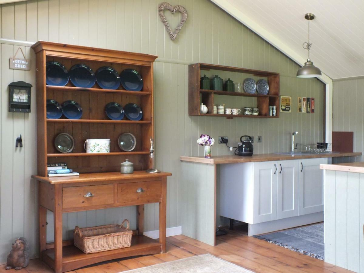 The Potting Shed And The Garden Shed Self Catering Holiday home